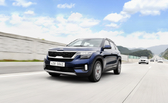 기아자동차는 하반기 중국에서 1회 충전거리 500㎞인 셀토스 전기차 생산을 검토하고 있다. 사진은 셀토스 주행모습.   기아자동차 제공